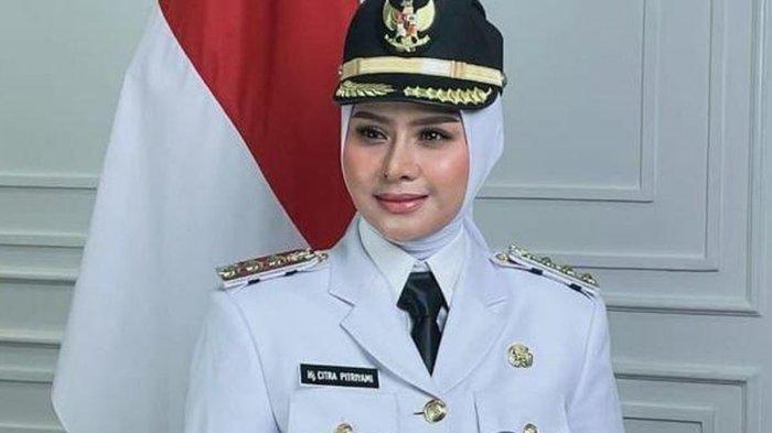CITRA PITRIYAMI - Bupati Pangandaran terpilih saat dilantik Persiden Prabowo Subianto, Kamis (20/2/2025). Ia mengabaikan arahan Gubernur Jawa Barat, Dedi Mulyadi soal jam kerja ASN.