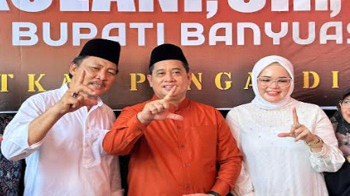 Calon Bupati Banyuasin H Aakolani Jasi (baju oranye tua) didampingi panglima perang yang juga tokoh masyarskat H Arkoni MD (kiri) dan juga calon wakil bupati Banyuasin Netta Indian (kanan) saat acara peresmian posko pemenangan.
