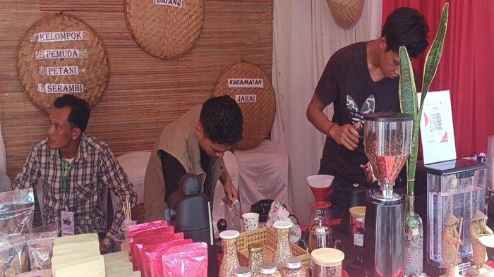 Yogi Kurniawan (tengah) salah satu petani kopi di Lahat, tergerak untuk menjadikan kopi sebagai usaha yang menguntungkan.