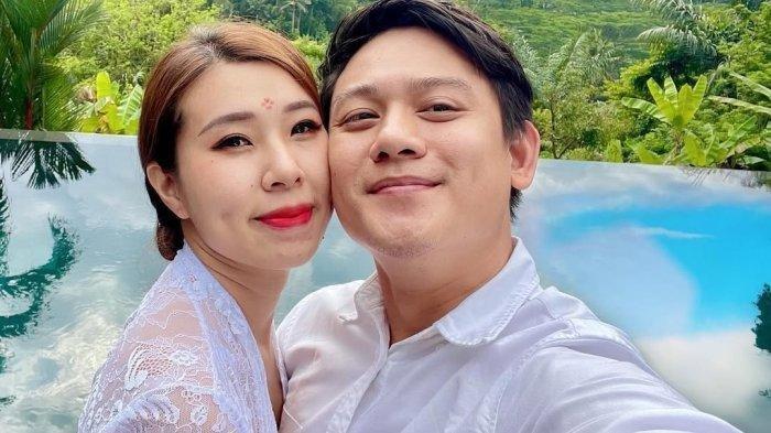 KABAR MUALAF - Konten creator Bobon Santoso bersama istrinya, Cheryl Ruan. Istri Bobon belum mengetahui suaminya mualaf, Kamis (13/3/2025).