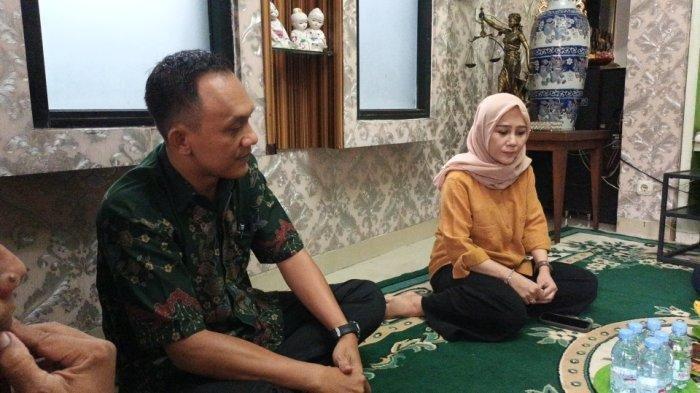 Rudiana (45) dan Yulia (50), Kedua orang tua Chika Adinda Yustin(26) salah satu korban hilang dalam kebakaran Glodok Plaza,Tamansari, Jakarta Barat, korban sempat kirim pesan suara saat kondisi mencekam 