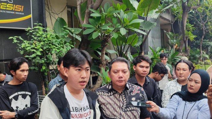 MAHASISWA UI TERSANGKA - Cho Yong Gi Cho Yong Gi tim medis Universitas Indonesia (UI) saat menceritakan terkait kekerasan yang dialami, Selasa (3/6/2025).