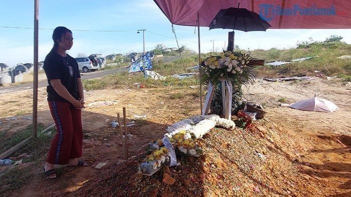 Claudia Tesa saat mengunjungi makam mendiang Bripda Ignatius Dwi Frisco pada hari ini Jumat, (28/7/2023).