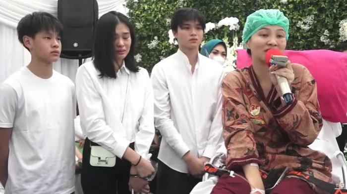 Curhat Sherly Tjoanda Kenang Sosok Benny Laos Dimata Anak Anak, Berhasil Beri Didikan