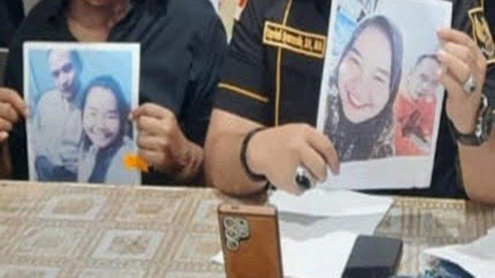 DISIRAM AIR KERAS -- Suryani saat memegang fotonya sebelum disiram air keras oleh suaminya sendiri, Senin (3/6/2025).