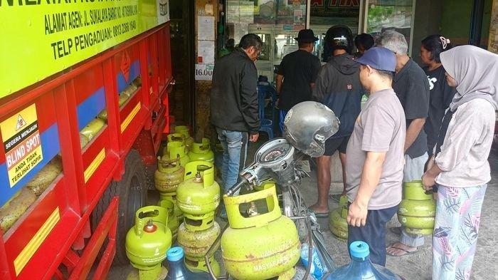 ANTRE GAS LPG - Sejumlah warga mengantre di salah satu pangkalan elpiji di Jalan Cieunteung, Kelurahan Cilembang, Kecamatan Cihideung, Kota Tasikmalaya, Senin (3/2/2025). Cek daftar alamat Agen Penyalur dan Pangkalan LPG 3 Kg di Kota Tasikmalaya Jabar, lihat juga lokasi terdekat