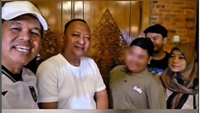 DEDI MULYADI BANTU WARGA- Dedi Mulyadi turun tangan langsung membantu Zaki dan kakak serta ibunya, Rastiah (37), yang menjadi pihak tergugat dalam perkara warisan digugat kakeknya