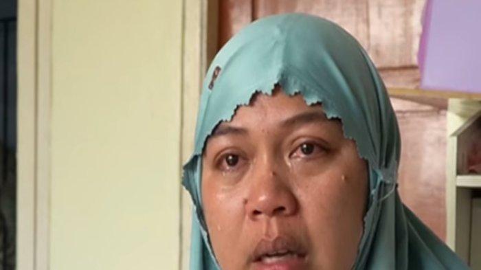 Defi Fitriani mengungkapkan perasaannya yang hancur ketika ketiga anaknya dipulangkan paksa oleh sekolah