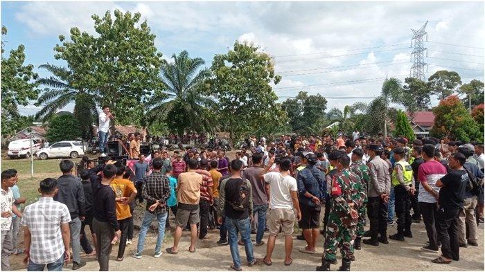 Demo massa di Jalinsum Sumsel-Jambi menutup jalan nasional tersebut hingga lebih dua jam, Sabtu (17/2/2024). Kendaraan tak bisa melintas kecuali ambulans dan ibu hamil.