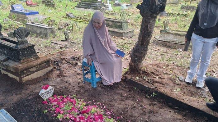 Denada di pemakaman Emilia Contessa, di Kelurahan Taman Baru, Kecamatan Banyuwangi, Selasa (28/1/2025). Denada ungkap hubungan dengan sang ibu yang makin romantis sebelum penyanyi legendaris meninggal dunia.