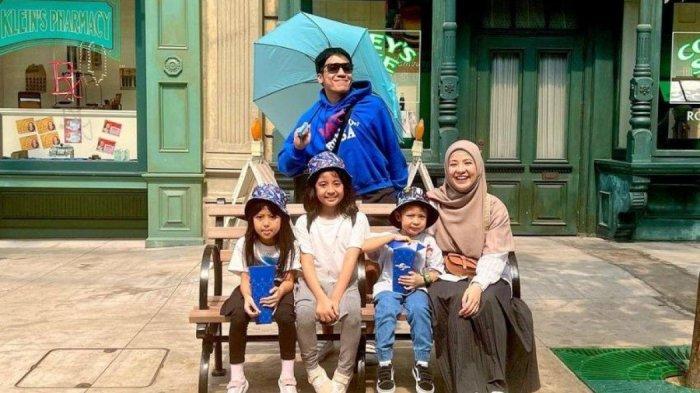 Desta tanggapi bijak nyinyiran netizen terkait liburan bersama Natasha Rizky