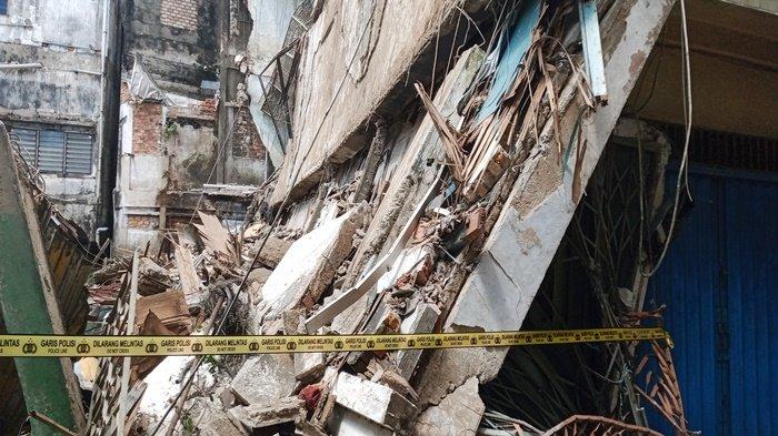 Kesaksian warga saat melihat bangunan di samping Megahria Palembang roboh, dengar dentuman keras bak suara bom, Minggu (14/4/2024).