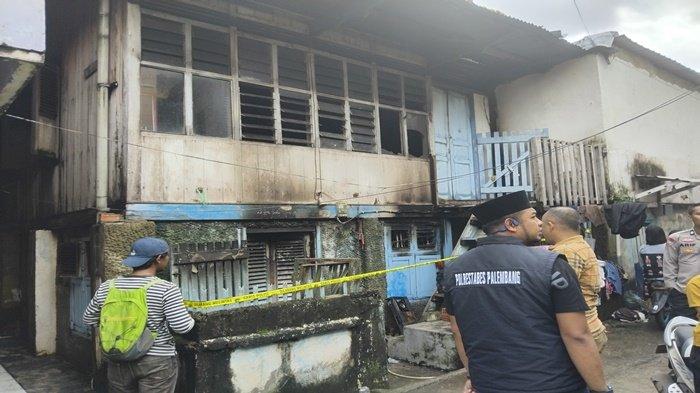 Ibu dan anak terkepung api dalam kebakaran yang menghanguskan rumahnya di Jalan Slamet Riady Lorong Kemas 1 Palembang, Kamis (11/42024).
