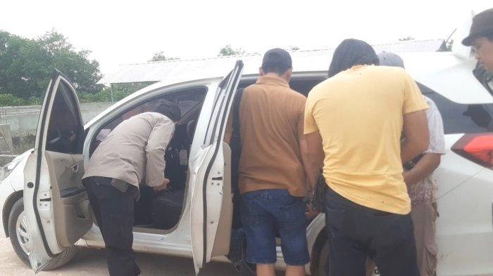Polisi melakukan olah TKP penusukan anggota LSM di Ogan Ilir, Sabtu (19/10/2024).