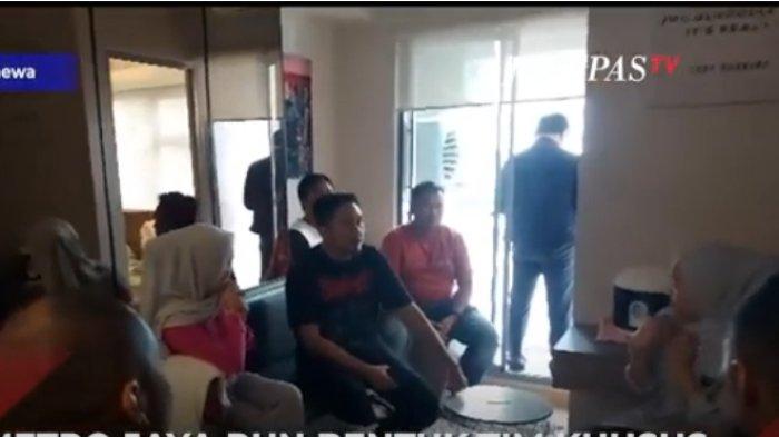Momen penangkapan si kembar Rihana Rihani tersangka penipuan iPhone Rp 35 miliar.