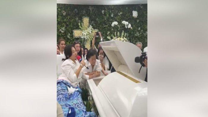 Didepan peti jenazah sang suami, Sherly Tjoanda ungkap pesan terakhirnya.