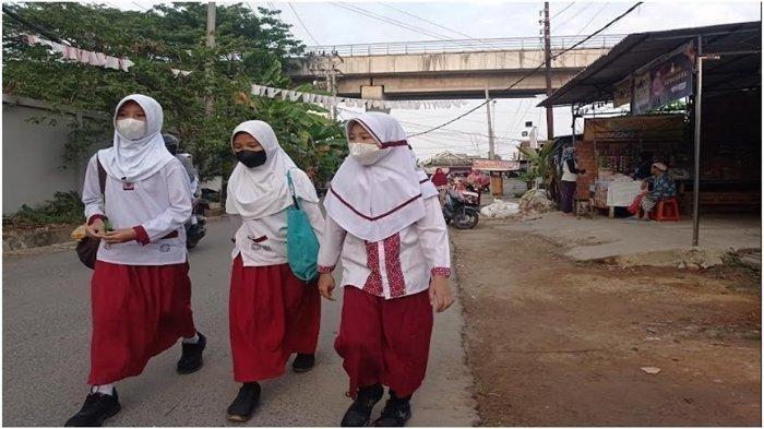 Pelajar di Palembang boleh belajar daring atau dimundurkan jam masuk sekolah selama kabut asap masih pekat.