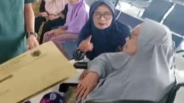 Mbah Kannut saat duduk di kuris roda, kini masuk RS karena ucapan anaknya