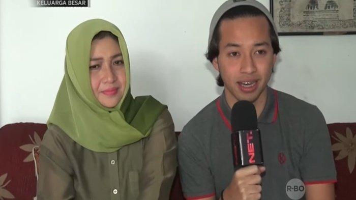 Dina Mariana memiliki anak seorang penyanyi, yakni Ezra Mandira eks Hivi band.