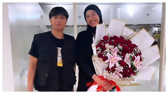 MEGAWATI SEGERA MENIKAH - Dio Novandra (kiri) yang merupakan kekasih Megawati Hangestri Pertiwi (kanan) saat menyambut kedatangan sang pevoli dari Korea Selatan. Rencana pernikahan Megawati bersama Dio Novandra diungkap Jung Ho-young yang merupakan mantan rekan Megatron di Red Sparks