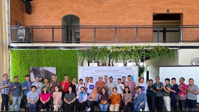 Direksi BPR/BPRS yang tergabung dalam DPD Perbarindo Sumselbabel berfoto bersama usai acara sosialisasi BRINS dan penandatanganan MoU asuransi Umum di Baturaja.