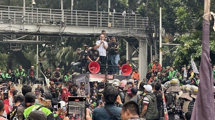 Direktur Pos dan Plt Direktur Pengendalian Pos dan Informatika (PPI) Kemenkominfo Gunawan Hutagalung menemui massa pengemudi ojek online di lokasi aksi, samping Patung Arjuna Wijaya, Gambir, Jakarta Pusat, Kamis (29/8/2024).