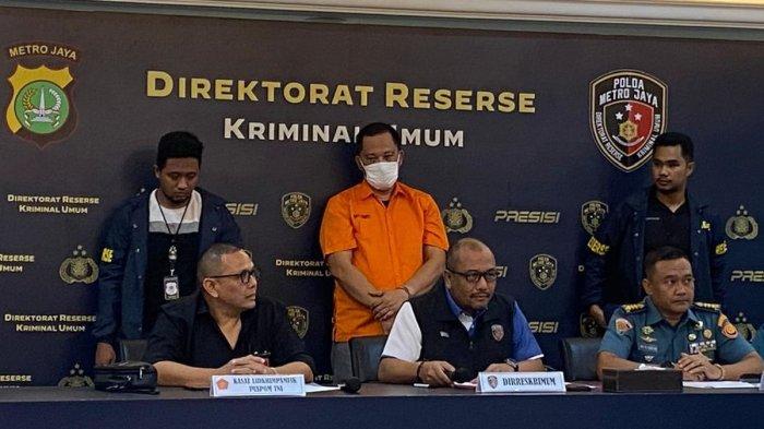 Dirreskrimum Polda Metro Jaya Kombes Pol Wira Satya Triputra ungkap nasib PWGA, pengemudi Fortuner pelat TNI palsu dalam konferensi pers di kantornya, Kamis (18/4/2024).