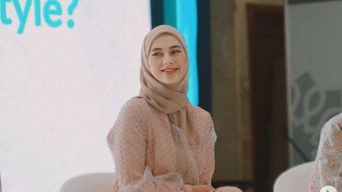 Paula Verhoeven. Ditengah Baim Wong menggelar jumpa pers di kantornya Selasa, (8/10/2024), Paula Verhoeven justru memberikan reaksi tak terduga.
