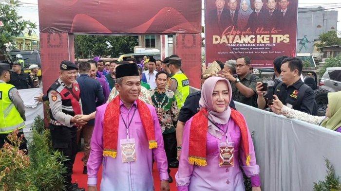 Pasangan Calon Bupati dan Wakil Bupati Musi Rawas, Hj Ratna Machmud dan H Suprayitno ketika mengendarai Jeep untuk mendaftar ke KPU Musi Rawas.