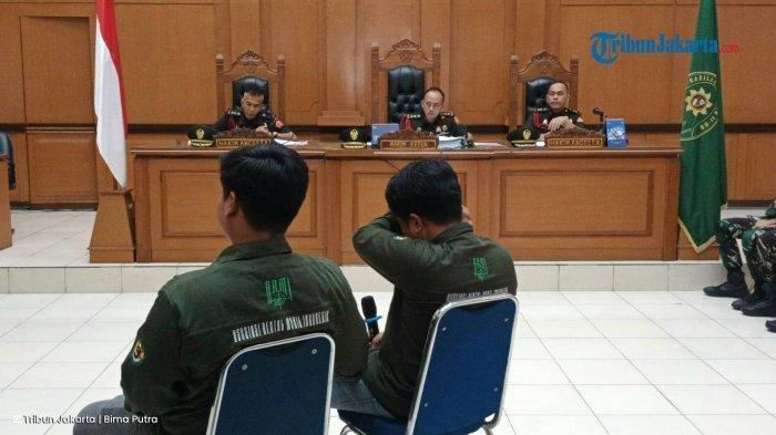 SIDANG KASUS PENEMBAKAN BOS RENTAL. Dua anak bos rental mobil Ilyas Abdurrahman, Agam Muhammad Nasrudin dan Rizky Agam Syahputra tak kuasa menahan tangis saat ceritakan ayahnya ditembak saat dihadirkan sebagai saksi di Pengadilan Militer II-08 Jakarta, Selasa (18/2/2025).