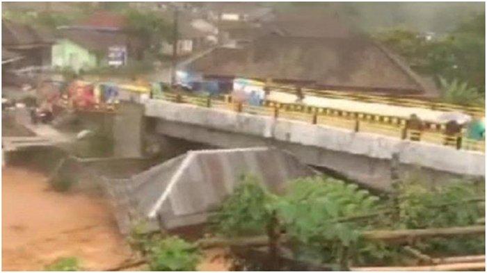 Dua orang korban hanyut banjir bandang OKU Selatan Sumsel berhasil ditemukan dalam kondisi selamat, Rabu (5/7/2023).