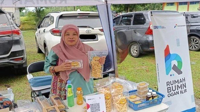 Owner AYUK 799, Desy Yusrifah, menampilkan produk makanan pempek dan kuenya, Senin (17/2/2025).