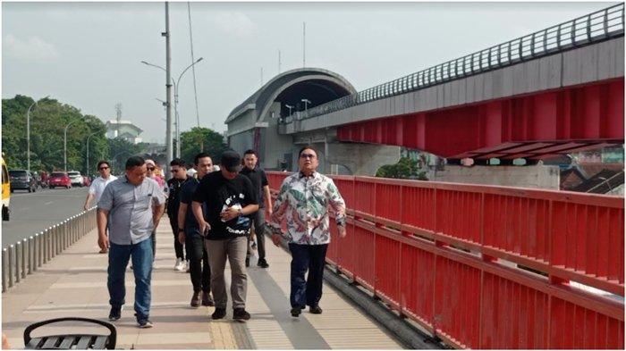 Eddy Santana Putra ESP bakal calon Gubernur Sumsel 2024 juga anggota DPR RI Dapil Sumsel meninjau menara tower Jembatan Ampera yang telah dilakukan restorasi, Sabtu (29/7/2023).