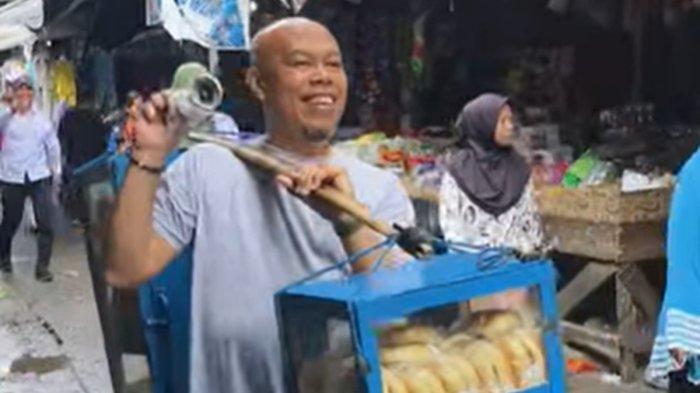 PIKUL DAGANGAN - Presenter sekaligus aktor Edwin Bejo memikul dagangan roti di pasar. Videonya jualan viral di media sosial. Terungkap fakta sebenarnya, Selasa (24/6/2025).