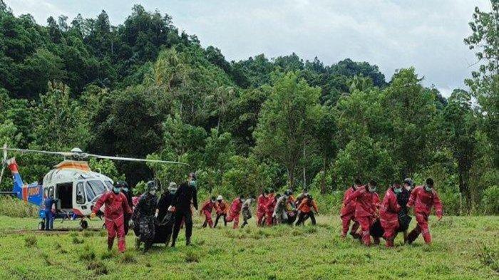 Evakuasi terhadap korban meninggal saat longsor di tambang longsor Suwawa, Gorontalo Selasa (9/7/2024)