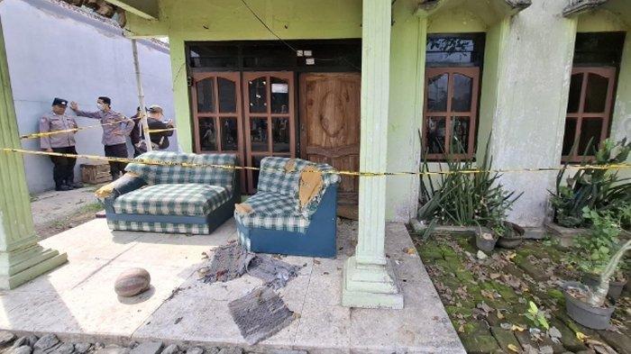 TKP PEMBUNUHAN SUAMI- Kondisi Rumah Korban yang Sudah Diberi Garis Polisi di Dusun Karangtengah, Desa Johowinong, Kecamatan Mojoagung, Jawa Timur, pada Rabu (25/6/2025). Mayat Lukman ditemukan di bawah dua lapis kasur.