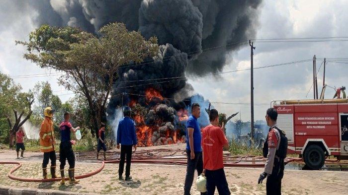 Kebakaran gudang minyak diduga ilegal di Pemulutan Ogan Ilir, Sumsel, Selasa (1/8/2023)