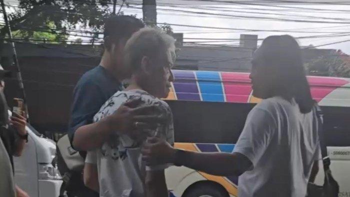 FARIZ RM DITANGKAP - Musisi Fariz RM kembali ditangkap polisi di wilayah Bandung, Jawa Barat terkait dugaan penyalahgunaan narkoba, Rabu (19/2/2025). Kejadian ini adalah kali keempat terjadi pada Fariz RM.