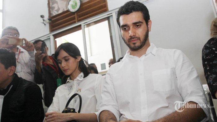 DITANGKAP : Fachry Albar didampingi istrinya, Renata Kusmanto bersiap menjalani persidangan lanjutan di Pengadilan Negeri (PN) Jakarta Selatan, Selasa (5/6/2018) Kini sang aktor kembali ditangkap atas kasus narkoba yang sama