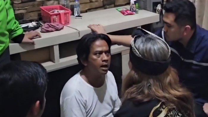 Fauzan Fahmi (43), pemutilasi mayat wanita berinisial SH yang ditemukan tanpa kepala saat ditangkap Polda Metro Jaya di kediamannya, kawasan Penjaringan, Jakarta Utara, Selasa (29/10/2024).