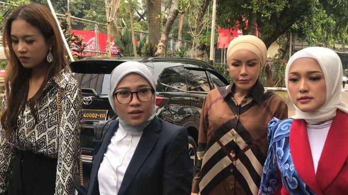 Finalis Miss Universe Indonesia 2023 melaporkan dugaan pelecehan seksual ke Polda Metro Jaya, Jakarta Selatan, Senin (7/8/2023).