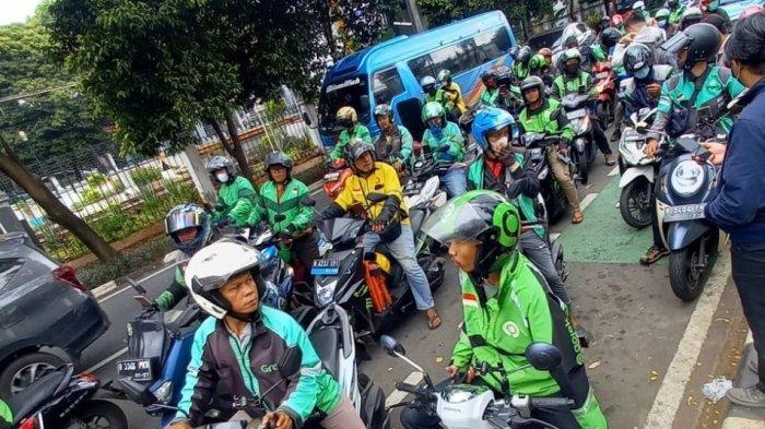 Foto: Driver ojek online dan ojek pangkalan menunggu penumpang di halte Stasiun Palmerah, Jakarta Pusat, Kamis 8 Juni 2023. Hilman, driver ojol yang memilih tak ikut aksi demo besar-besaran para ojek online (Ojol) dan kurir se-Indonesia mematikan aplikasi, dilema