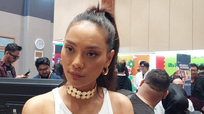 ERIKA CARLINA HAMIL - Foto Erika Carlina ditemui di kawasan Senayan Jakarta Selatan. Bantahan Erika Carlina usai Dj Panda klarifikasi soal kehamilannya.
