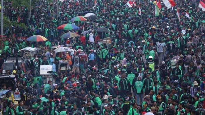Foto: massa ojek online berunjuk rasa saat demo di depan Gedung DPR/MPR RI untuk berunjuk rasa menyampaikan aspirasinya, Senin (23/4/2018).  Para ojek online (Ojol) dan kurir se-Indonesia kompak mematikan aplikasi orderan, Akibat penyesuaian tarif yang dinilai tidak adil antara aplikator
