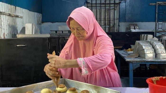 Fridar (71) saat mengolah adonan roti di dapur produksi Toko Roti HAMADA miliknya di Jalan Cemara Komperta Pendopo Talang Ubi Kabupaten PALI yang telah berdiri sejak 1986.