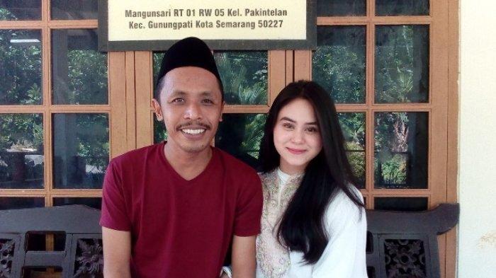 Furry Setya Raharja 'Mas Pur' Pemeran Sinetron Tukang Ojek Pengkolan bersama istrinya, Dwinda Ratna saat di kediamannya, Mangunsari RT 1 RW 5 Kelurahan Pakintelan, Kecamatan Gunungpati, Semarang, Rabu (5/6/2019).