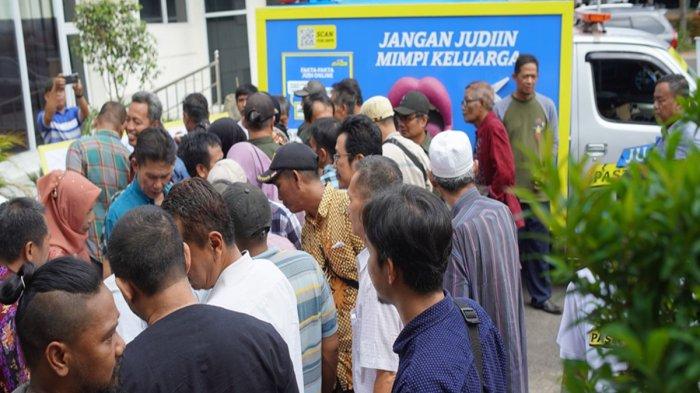 JUDI PASTI RUGI - GoPay kembali menggelar kampanye Judi Pasti Rugi di Palembang yang
mengedukasi masyarakat tentang bahaya judi online yang bisa merusak mental dan keuangan
keluarga.