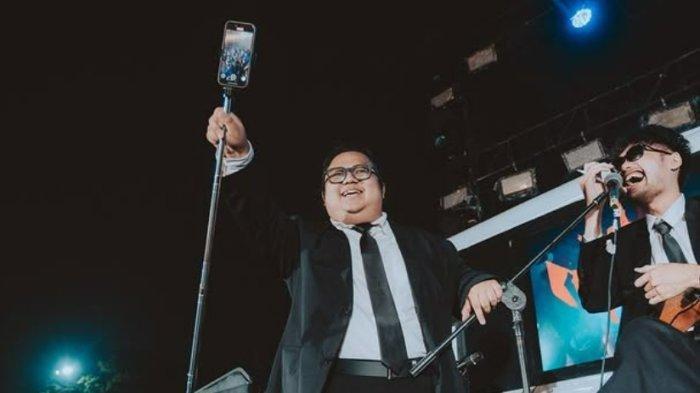 GUSTIWIW MENINGGAL DUNIA - Musisi sekaligus penyiar radio, Gusti Irwan Wibowo atau Gustiwiw meninggal dunia pada Minggu (15/6/2025). Belum diketahui penyebab meninggal dunianya Gustiwiw.