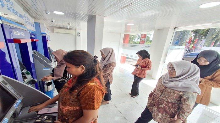 PPPK GAJIAN -- Sejumlah TKK Kominfo Muba ketika menarik gaji bulan Januari di ATM Bank SumselBabel cabang Sekayu, Kamis (6/2/2025). Cairnya gaji tersebut disambut oleh TKK dan PPPK Pemkab Muba.