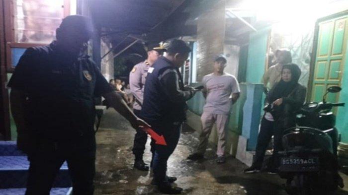 Polisi melakukan olah TKP awal Hermanto ditikam di Jalan DI Panjaitan Lorong Masjid Jamik Kelurahan Plaju Ilir Kecamatan Plaju, Palembang saat malam takbiran, Selasa (9/4/2024). 